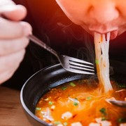 Jangan Dulu Dibuang, Perbaiki Makanan yang Terlalu Pedas dengan 5 Bahan Ini