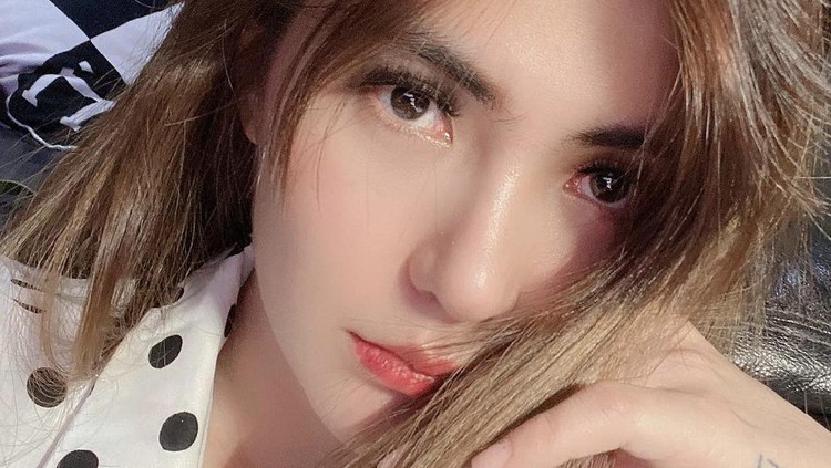 Foto Angela Lee yang menyesal operasi hidung. Foto Angela Lee yang menyesal operasi hidung.