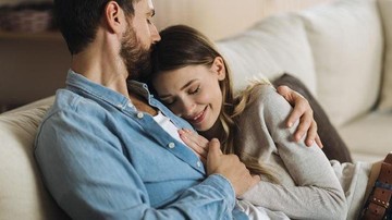 AYAH PERLU HABISKAN WAKTU BERSAMA BUNDA SAAT MERAWAT SI KECIL