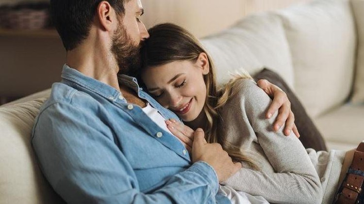 AYAH PERLU HABISKAN WAKTU BERSAMA BUNDA SAAT MERAWAT SI KECIL Saat Bunda mengalami baby blues, peran Ayah sangatlah penting. Dukungan apa yang bisa Ayah berikan untuk mengatasi baby blues? Simak selengkapnnya di sini, yuk.