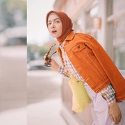 Inspirasi Padu Padan Jaket Hijab ala Selebgram Bella Attamimi