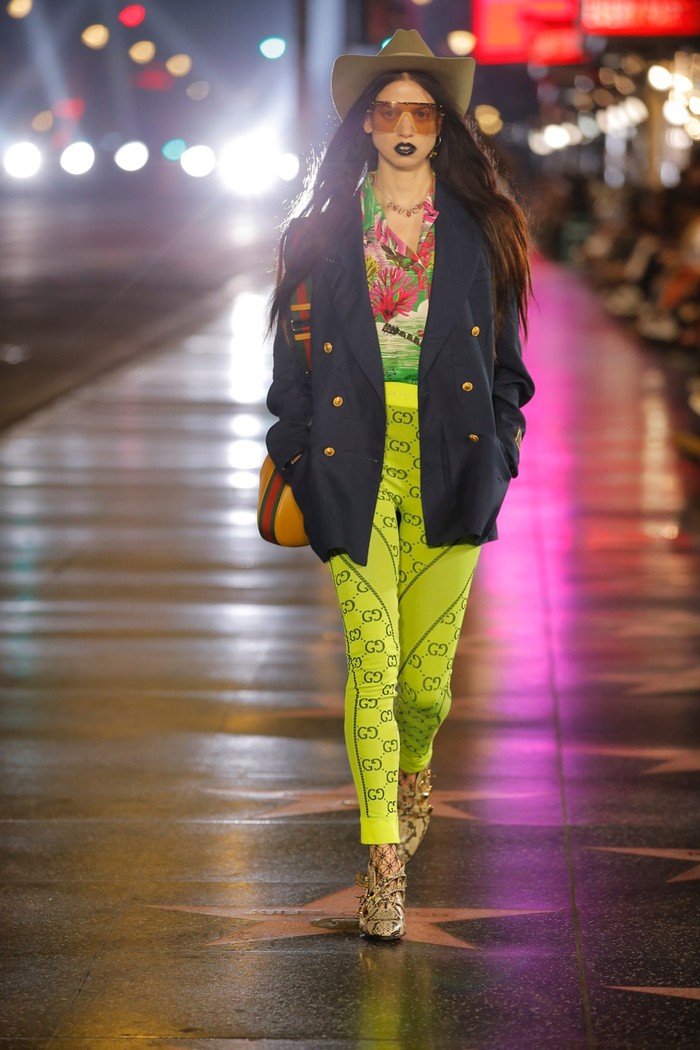 Dari ranah busana sehari-hari, legging warna neon menjadi salah satu kreasi yang menarik atensi. Foto: Courtesy of Gucci