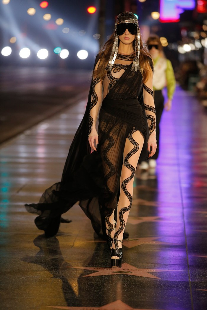 Tak hanya gaun glamor, tampilan yang seductive dan femme fatale turut ditampilkan. Dangerously in love with this look! Foto: Courtesy of Gucci