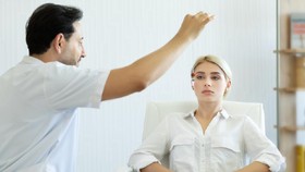 Mengenal Hipnoterapi yang Dilakukan Aura Kasih untuk Redam Hasrat Seks