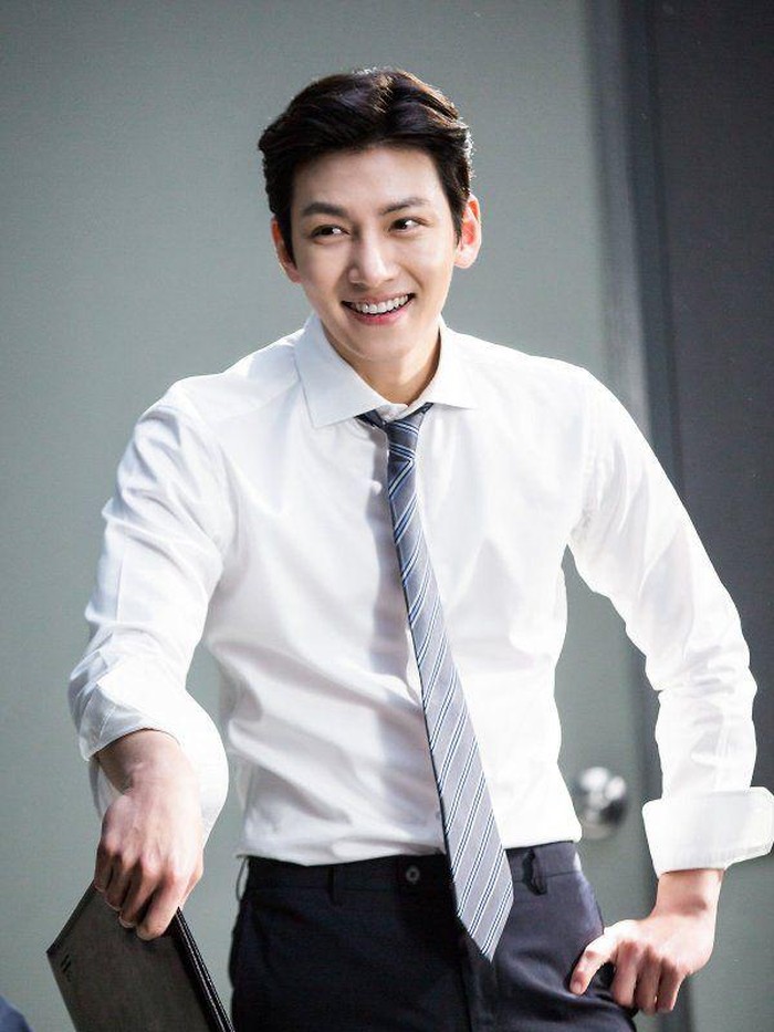 Dan yang terakhir, ada aktor Ji Chang Wook! Aktor yang satu ini kerap kali tampil di drama populer seperti The K2, Healer, Suspicious Partner, Backstreet Rookie, hingga Lovestruck In The City. Dari polling tersebut, ia mendapat lebih dari 9 ribu votes sebagai aktor paling tampan di tahun 2021 ini, Beauties./ Foto: pinterest.com