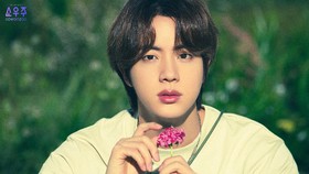 Jin Resmi Selesai Wamil, Disambut Pelukan Member BTS