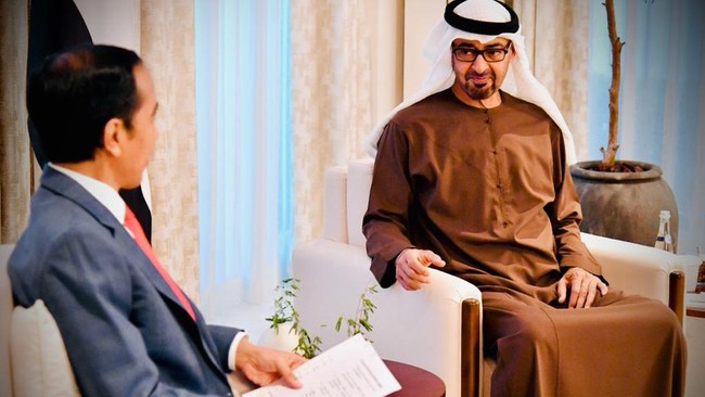 Jokowi berdiskusi soal investasi dan ibu kota baru dengan Putra Mahkota UEA Sheikh Mohamed bin Zayed Al Nahyan selama 2 jam pada Rabu (3/11) kemarin.