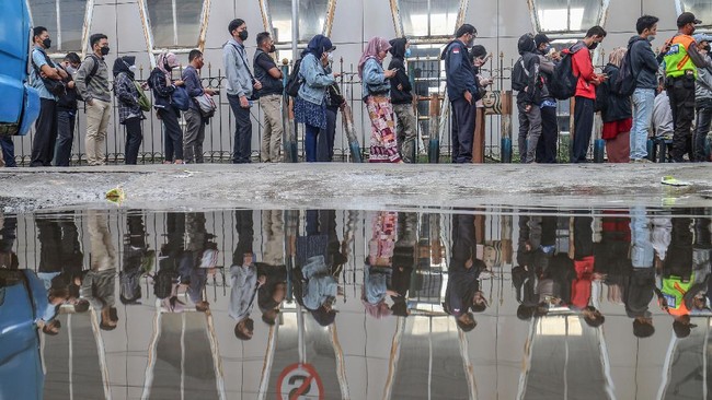 Kemenhub mengumumkan kenaikan tarif KRL Commuter Line pada 1 April nanti urung dilakukan.