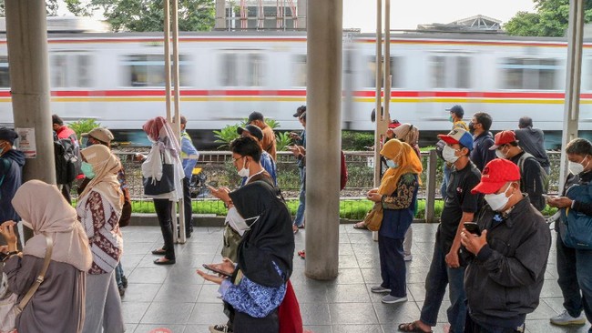 PT KAI mencatat jumlah penumpang kereta api pada tahun lalu anjlok 19 persen karena PPKM di tengah pandemi covid-19.