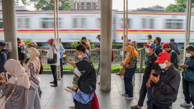 Penumpang Kereta PT KAI Anjlok 19 Persen Tahun Lalu Gara-gara PPKM PT KAI mencatat jumlah penumpang kereta api pada tahun lalu anjlok 19 persen karena PPKM di tengah pandemi covid-19.