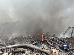 12 Jam, Kebakaran Pabrik Korek di Tangerang Akhirnya Padam