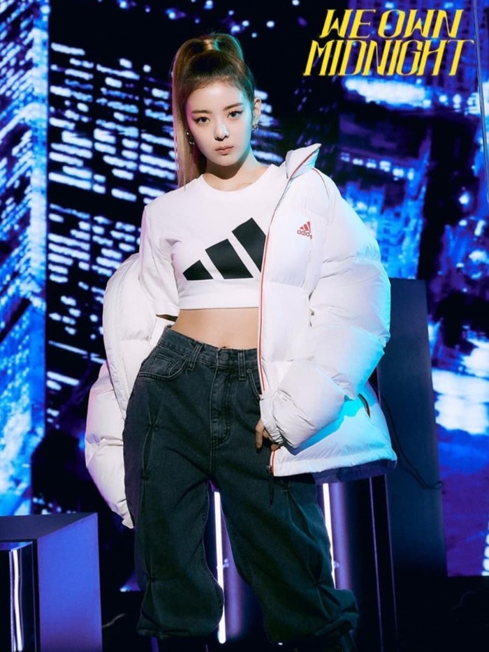 Potret Lia untuk Adidas Korea ini nggak kalah modis dari teman-temannya yang lain. Perpaduan antara crop top, padded jacket, dan celana berwarna hitam cocok untuk tampil santai namun tetap modis!/Foto: instagram.com/kpopgirlgroup0608