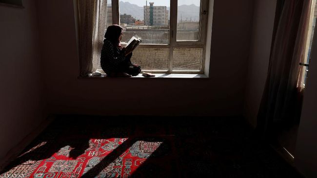 Meskipun membuka ruang perempuan berkuliah, Taliban melarang percampuran kelas antara perempuan dan laki-laki dalam perkuliahan di Afghanistan.