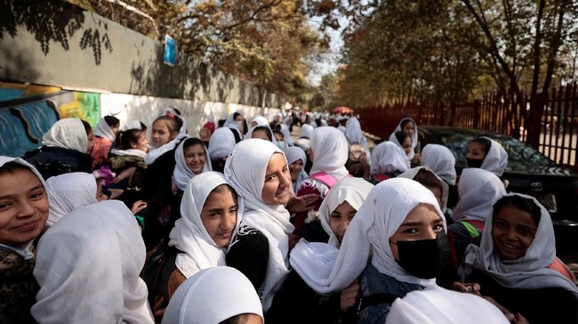 Afghanistan berada di ambang kolaps di 100 hari kepemimpinan rezim Taliban yang merebut kekuasaan pemerintahan pada Agustus lalu.