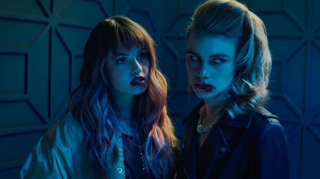 Sinopsis Night Teeth mengisahkan perselisihan manusia dan vampir abad 21. Film thriller itu bisa ditonton di Netflix.
