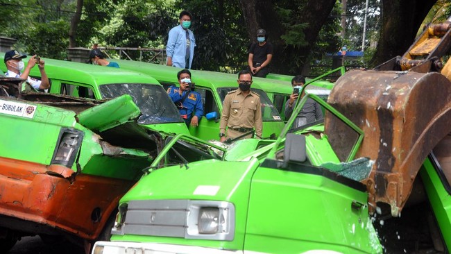 Sopir angkot berinisial HM (43) jadi tersangka kecelakaan maut di perlintasan kereta api di Jalan Sekip, Kota Medan yang tewaskan 4 orang.