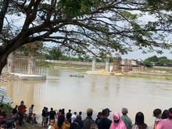 Warga Berjubel di Lokasi Insiden Perahu Tambang Tenggelam di Bojonegoro