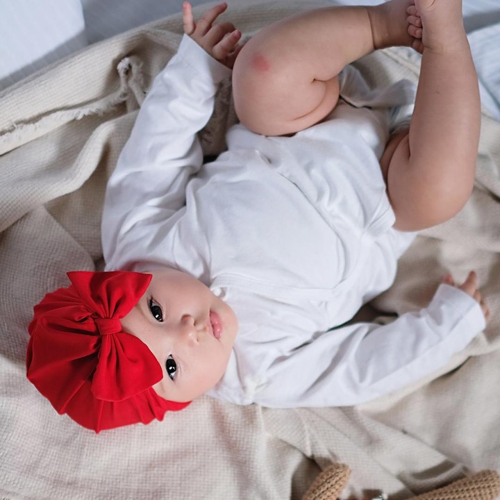 <p>Potret menggemaskan Baby Blair kerap dibagikaan oleh sang Bunda ke laman <em>Instagram</em>-nya, nih. Dalam foto, <em>baby</em> Blair kerap menggunakan hiasan kepala yang bikin wajahnya jadi semakin imut. (Foto: Instagram: @cfrank3030)</p>