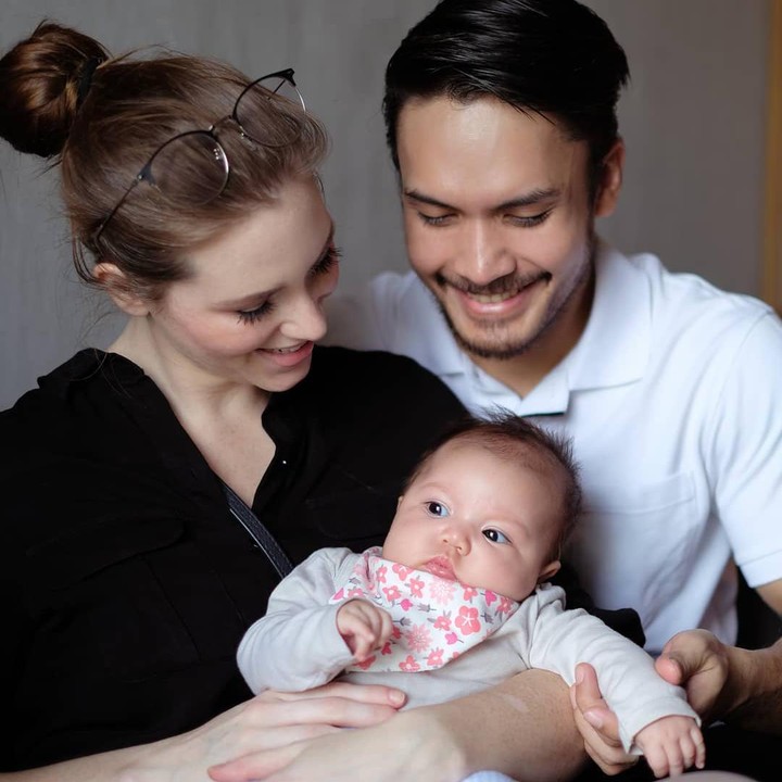 <p>Artis ternama Randy Pangalila menikah dengan Chelsey Adrienne Frank yang berdarah Kanada pada 2019 lalu, Bunda. Pemberkatan keduanya dilakukan di Bali, lho. (Foto: Instagram: @cfrank3030)</p>