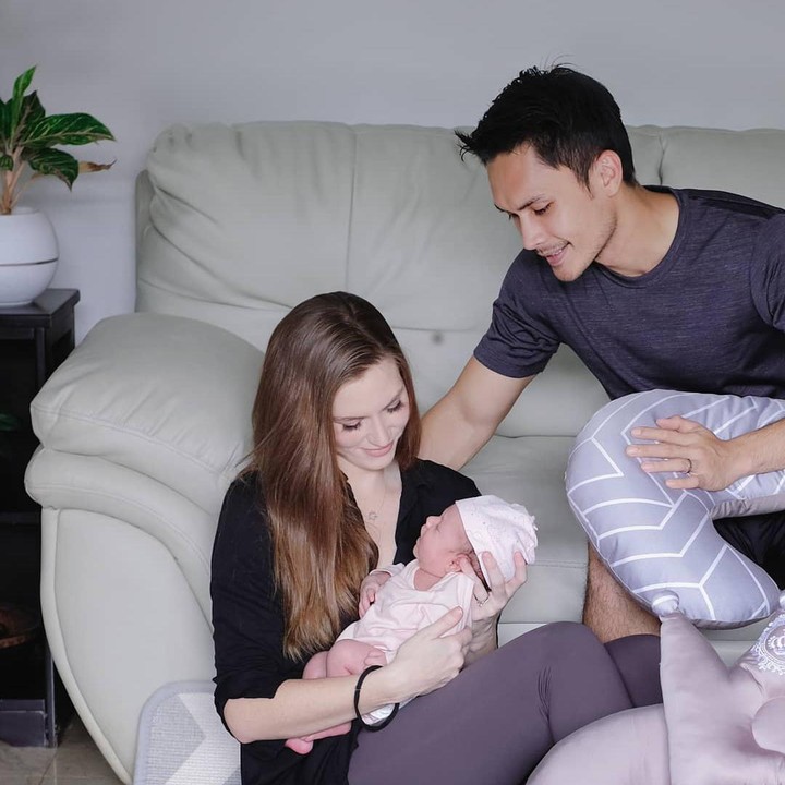 <p>Setelah menikah, keduanya pun dikarunia malaikat kecil yang menggemaskan, Bunda. Malaikat ini ia beri nama Blair Willow Pangalila.  (Foto: Instagram: @cfrank3030)</p>
