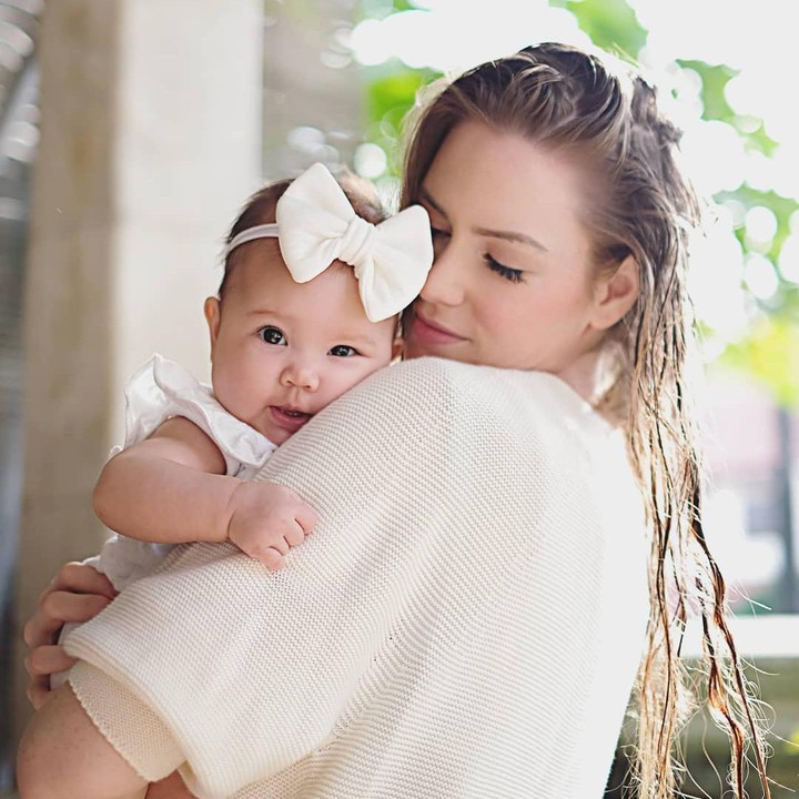 <p>Saat digendong oleh sang Bunda, <em>baby</em> Blair terlihat anteng banget, nih. Pintar banget ya, Bunda! (Foto: Instagram: @cfrank3030)</p>