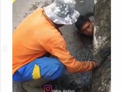 Viral Dedikasi Pria Kerja Bersihkan Gorong-gorong, Netizen Tak Sanggup Lihat