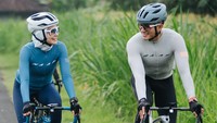 7 Potret Pasangan Seleb Olahraga Bareng, Nirina Zubir & Suami Bersepeda