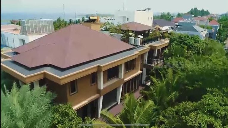 Tagihan Listrik Rp 90 Juta, Intip 10 Sudut Mewah Rumah Super Megah Jennifer Jill Jennifer Jill jadi sorotan usai ungkap tagihan listrik rumahnya mencapai hampir Rp100 juta. Yuk intip potret rumahnya!