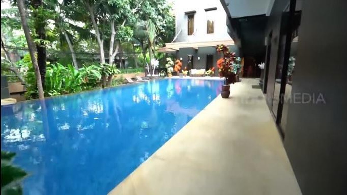 Jennifer Jill jadi sorotan usai ungkap tagihan listrik rumahnya mencapai hampir Rp100 juta&period; Yuk intip potret rumahnya&excl;