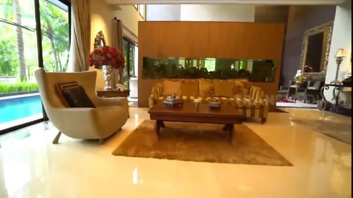 Jennifer Jill jadi sorotan usai ungkap tagihan listrik rumahnya mencapai hampir Rp100 juta&period; Yuk intip potret rumahnya&excl;