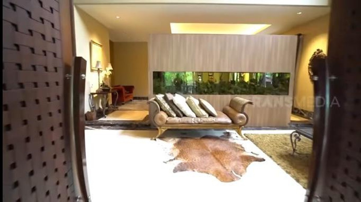 Jennifer Jill jadi sorotan usai ungkap tagihan listrik rumahnya mencapai hampir Rp100 juta&period; Yuk intip potret rumahnya&excl;