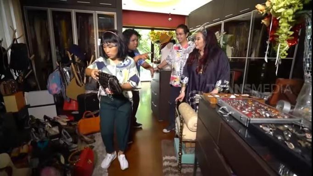 Jennifer Jill jadi sorotan usai ungkap tagihan listrik rumahnya mencapai hampir Rp100 juta&period; Yuk intip potret rumahnya&excl;