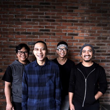 Lirik Lagu Menepi - The Rain