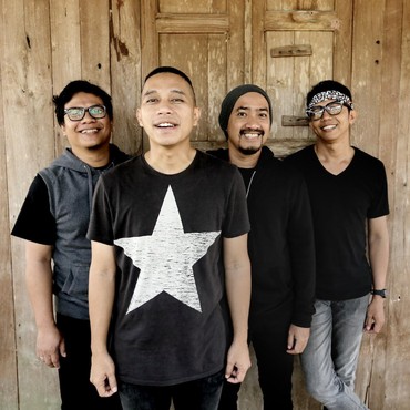 Lirik Lagu Kita dan Ketidakmungkinan - The Rain