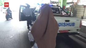 VIDEO: Ibu Kejar Truk Dishub karena Motor Diangkut Paksa