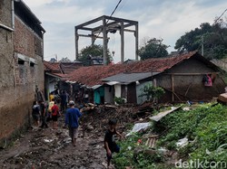 Jadi Biang Banjir, Warga Minta Bangkai Crane di Cijerah Bandung Dibongkar