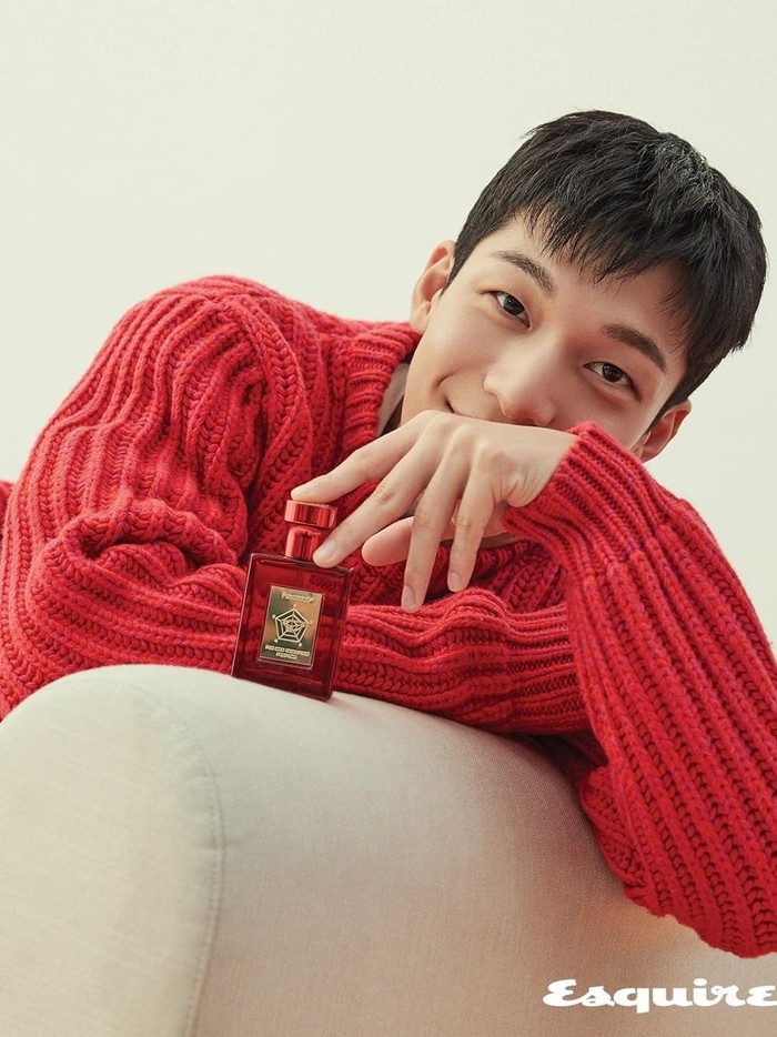 Dalam pemotretan ini, Wi Ha Joon berpose dalam berbagai konsep. Salah satunya konsep yang terlihat santai, di mana ia mengenakan sweater merah sambil memegang Signature Perfume Cotton Kiss dari FORMENT./Foto: Instagram/forment_official