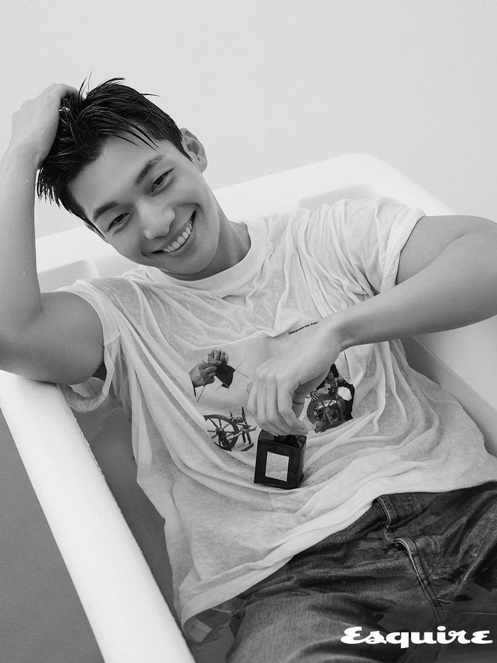 Ada pula foto yang menampilkan Wi Ha Joon dengan konsep yang sedikit menggoda. Dalam foto bernuansa hitam putih ini, sang aktor berada di dalam bak mandi dan berpose dengan tubuh yang terlihat basah./Foto: Instagram/esquire.korea