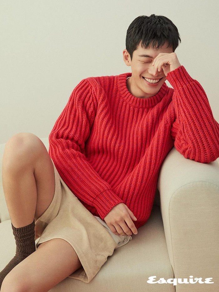 Setidaknya, terdapat tiga varian parfum FORMENT yang dipromosikan lewat sesi pemotretan ini. Ketiganya yaitu seri Signature Perfume dengan varian Cotton Hug, Cotton Success, dan Cotton Kiss./Foto: Instagram/esquire.korea