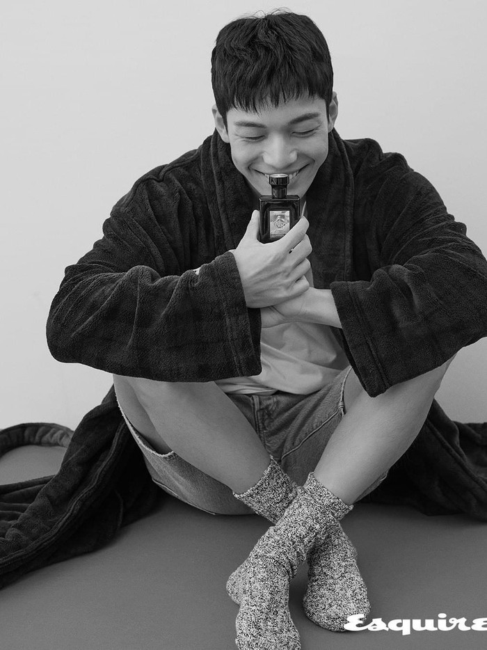 Pemotretan ini dikhususkan untuk Esquire edisi November 2021. Dari serangkaian foto yang dirilis, Wi Ha Joon memang terlihat memikat. Ke depannya, pemotretan seperti apa lagi yang akan dilakukan oleh aktor 30 tahun ini, ya?/Foto: Instagram/esquire.korea