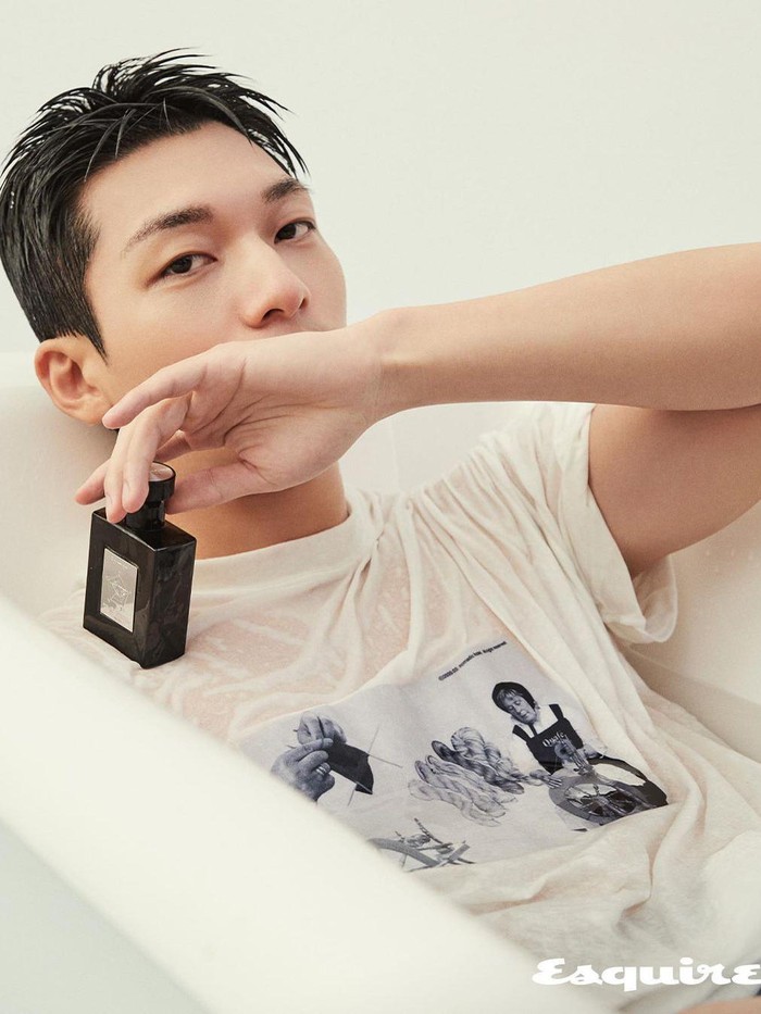 Pasca berperan sebagai Hwang Jun Ho pada Squid Game, wajah Wi Ha Joon makin sering nampak dalam berbagai kesempatan. Kali ini, ia tampil memesona untuk pemotretan kolaborasi antara merek parfum FORMENT dan Esquire Korea./Foto: Instagram/esquire.korea