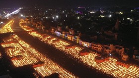 FOTO: Rekor Dunia 900 Ribu Lampu Menyala di Hari Deepavali