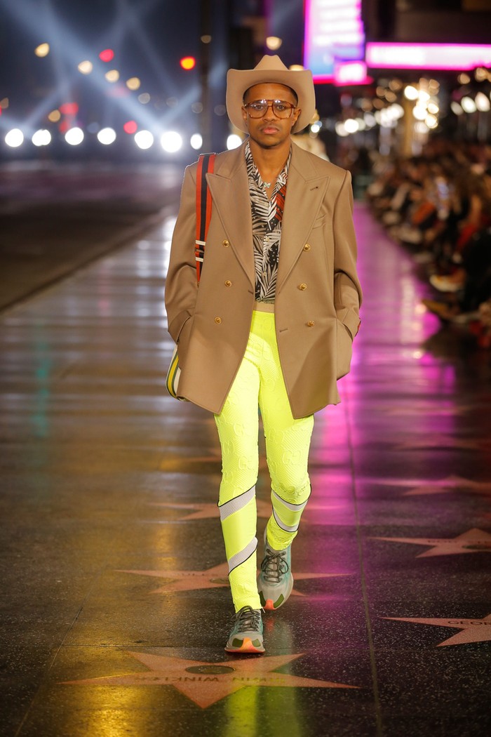 Aktor Jeremy Pope, yang dikenal dari filmnya 'Pose' dan serial Netflix, 'Hollywood', juga tampak pada peragaan koleksit Gucci Love Parade sebagai model. Foto: vogue.com