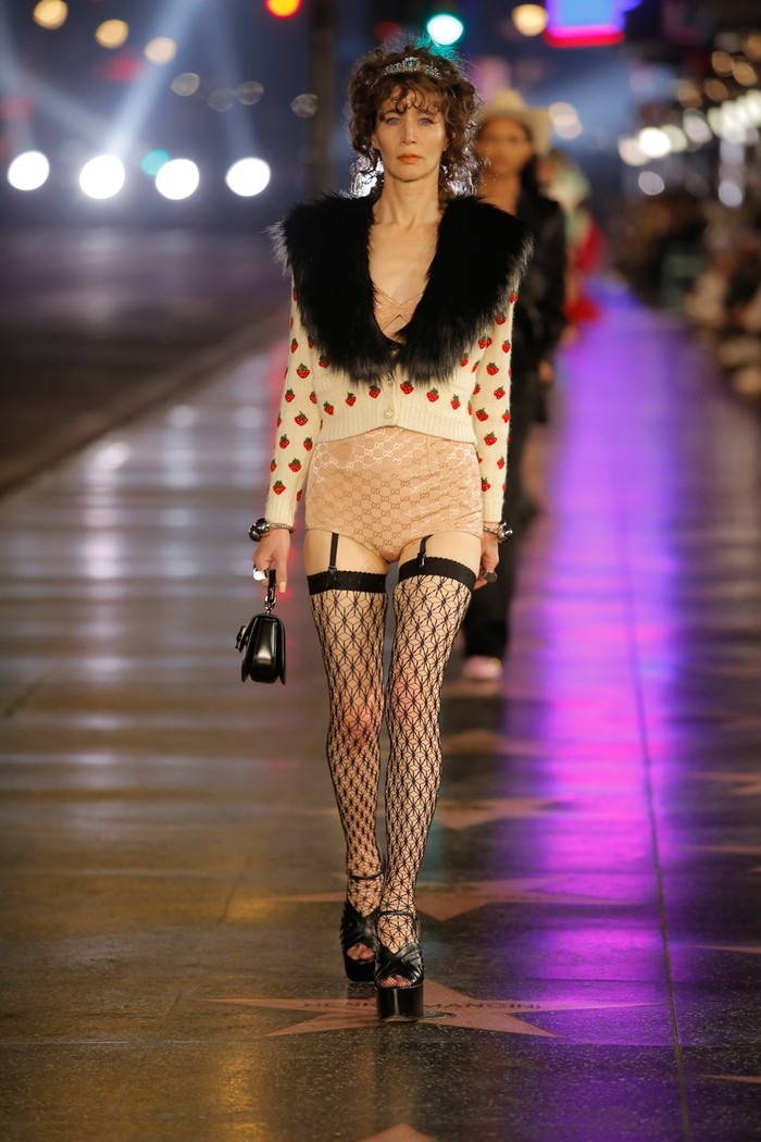 Aktris dan penulis Miranda July siap menambahkan 'model' dalam daftar karirnya setelah tampil di runway Gucci Love Parade. Foto: vogue.com
