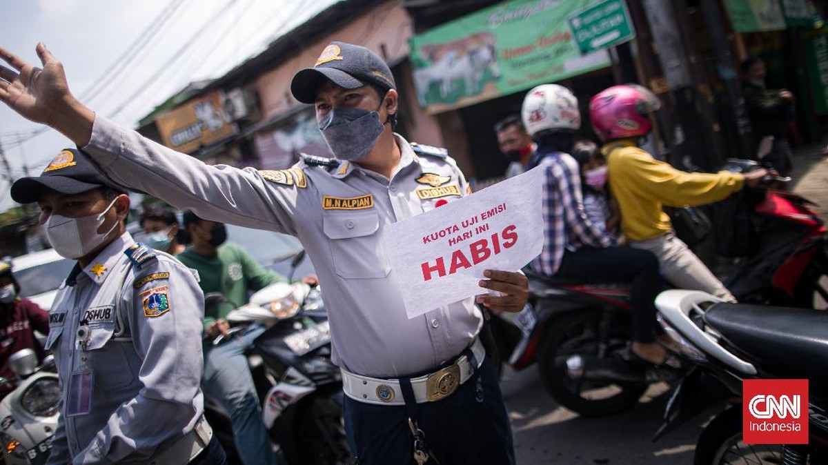 FOTO: Warga Antre Panjang Uji Emisi Gratis di Jakarta