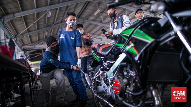 Tilang bagi pengendara di Jakarta yang kendaraannya belum lulus uji emisi ulang seharusnya dilakukan mulai 13 November, namun hal ini dinyatakan ditunda sampai awal 2022.