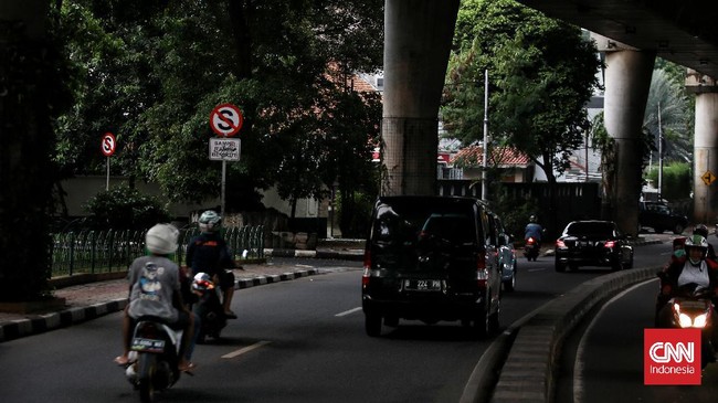 FOTO: Momok Pemotor Ramai Berteduh di Bawah Fly Over Saat Hujan