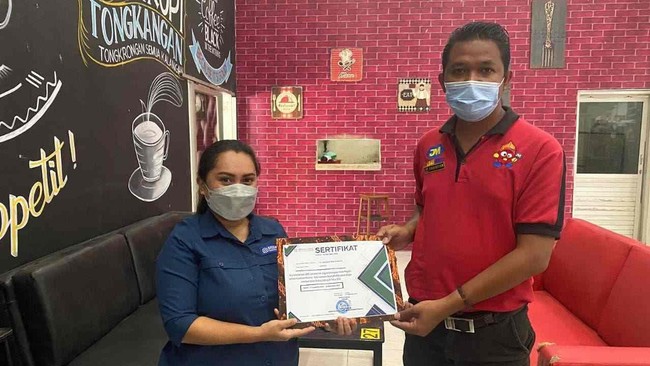 BPJS Kesehatan memberi penghargaan kepada CV Jabalmart Rizky Atambua karena sudah mendaftarkan pekerjanya ke JKN-KIS.