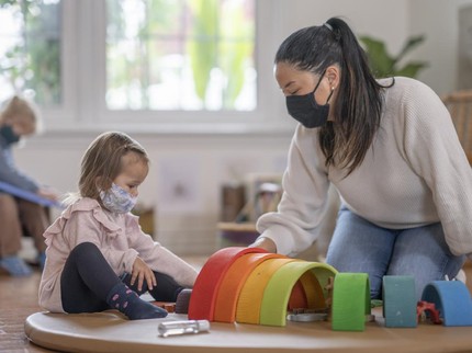 3 Tips Pilih Daycare dan Kelompok Bermain untuk Anak saat Bunda Kembali WFO