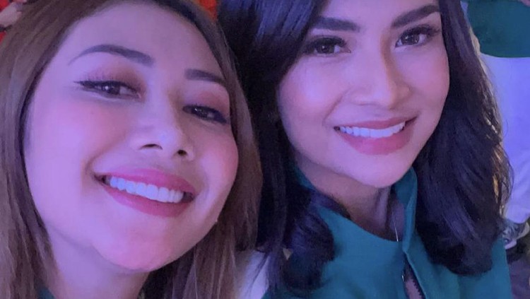 Delta Hesti ketika bersama Vanessa Angel.